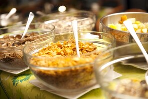 Tägliches Frühstücksbuffet (9.8 EUR pro Person)