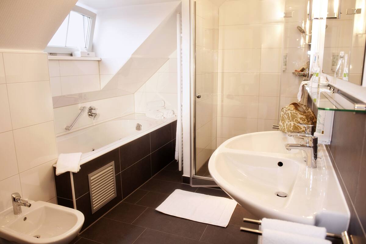 penthouse | bathroom | shower, free toiletries, hair dryer, towels