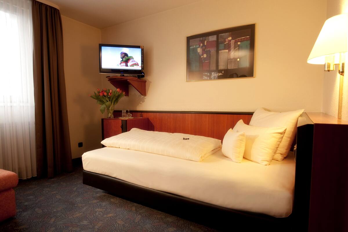Hypo-allergenic bedding, minibar, in-room safe, desk
