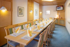 Lunch and dinner served, Regional cuisine - AKZENT Hotel Meerfräulein (Wemding)