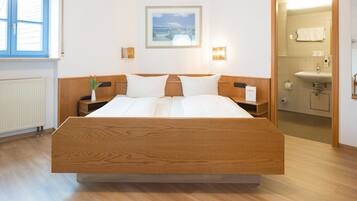 Standaard tweepersoonskamer | Een minibar, een bureau, een laptopwerkplek, geluiddichte muren