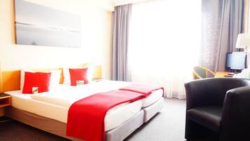 ตู้นิรภัยในห้องพัก, โต๊ะทำงาน, เปล/เตียงเด็กอ่อน (ฟรี), เตียงเสริม/เปล