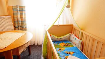 Zimmersafe, Schreibtisch, kostenlose Babybetten, Zustellbetten