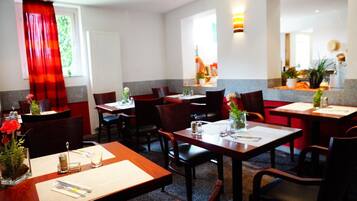 Breakfast and dinner served, German cuisine