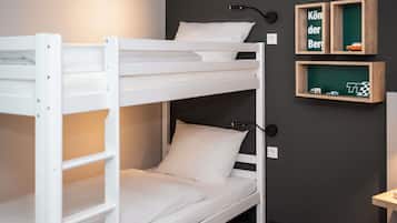 Standaard kamer, 2 tweepersoonsbedden | Een bureau, een laptopwerkplek, verduisterende gordijnen