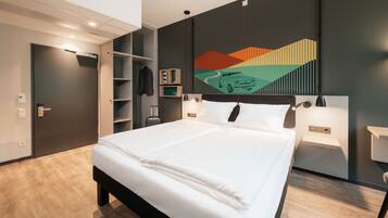 Standardzimmer, 1 Doppelbett, barrierefrei | Schreibtisch, laptopgeeigneter Arbeitsplatz, VerdunkelungsvorhÀnge