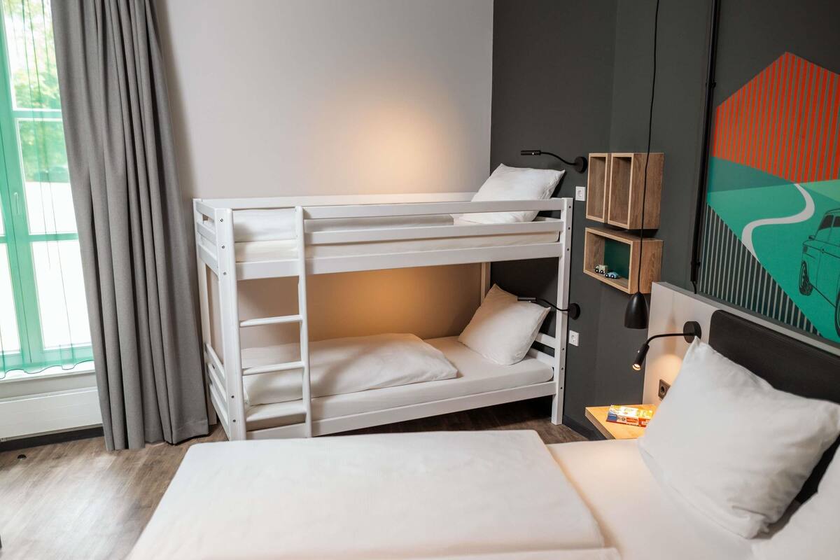 Rom – standard, 2 dobbeltsenger | Skrivebord, skrivebord for bærbar PC, blendingsgardiner og lydisolert