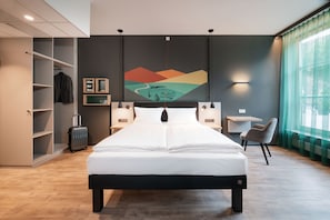 Standardzimmer, 1 Doppelbett, barrierefrei | Schreibtisch, laptopgeeigneter Arbeitsplatz, Verdunkelungsvorhänge