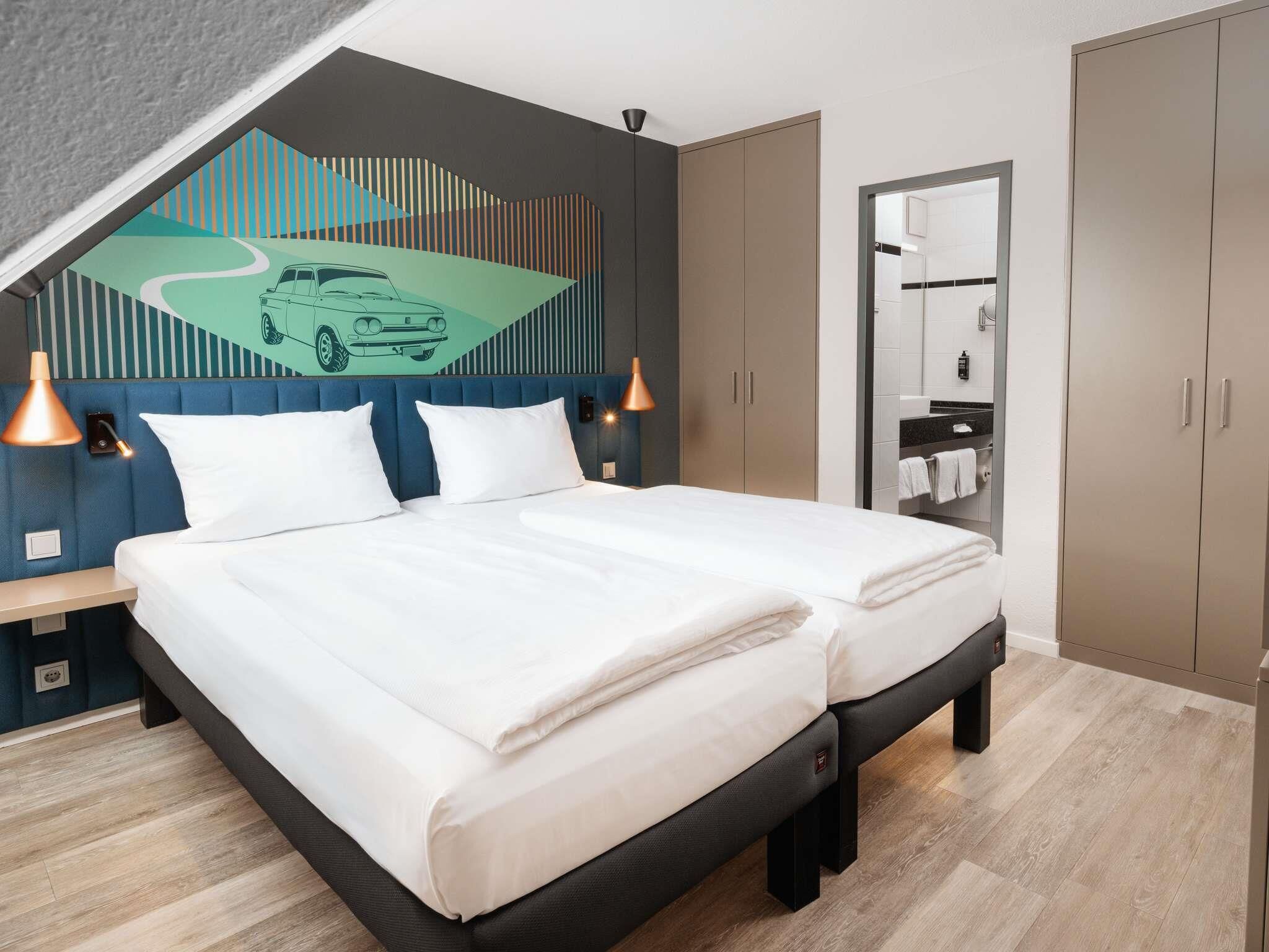 Premium-huone, 1 parisänky | Työpöytä, kannettavalle tietokoneelle sopiva työtila, pimennysverhot