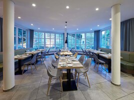 每日供应自助式早餐（每人 EUR 18）