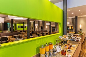 Petit déjeuner buffet (23 EUR par personne)