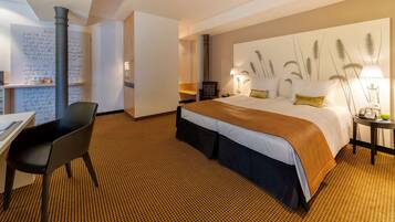 Een kluis op de kamer, een bureau, een laptopwerkplek