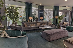Lobby sitting area - Eventhotel Pyramide (Voesendorf)