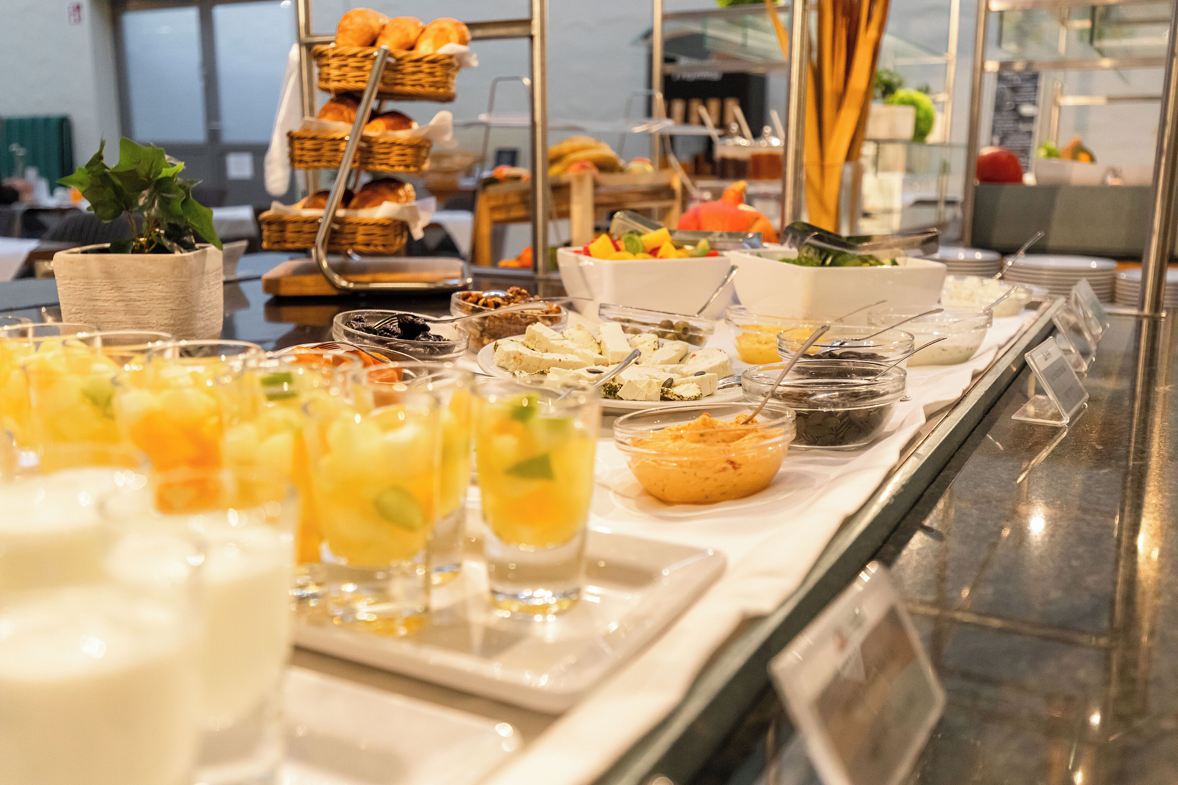 Ein Buffet mit verschiedenen Speisen und Getränken.