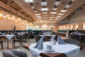 Desayuno buffet diario (EUR 25.00 por persona)