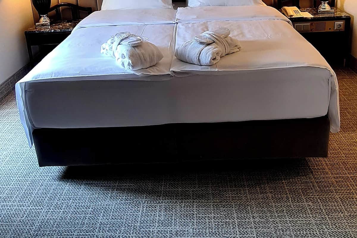 Junior Comfort Suite | Caja de seguridad en la habitación y escritorio