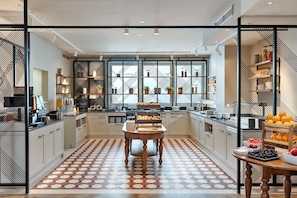 Petit déjeuner buffet (20 EUR par personne)
