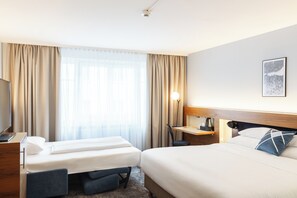 ルーム シングルベッド 2 台 | セーフティボックス (室内)、デスク、アイロン / アイロン台、WiFi (無料)