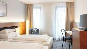 Habitación, 2 camas individuales | Minibar, caja fuerte, escritorio y tabla de planchar con plancha