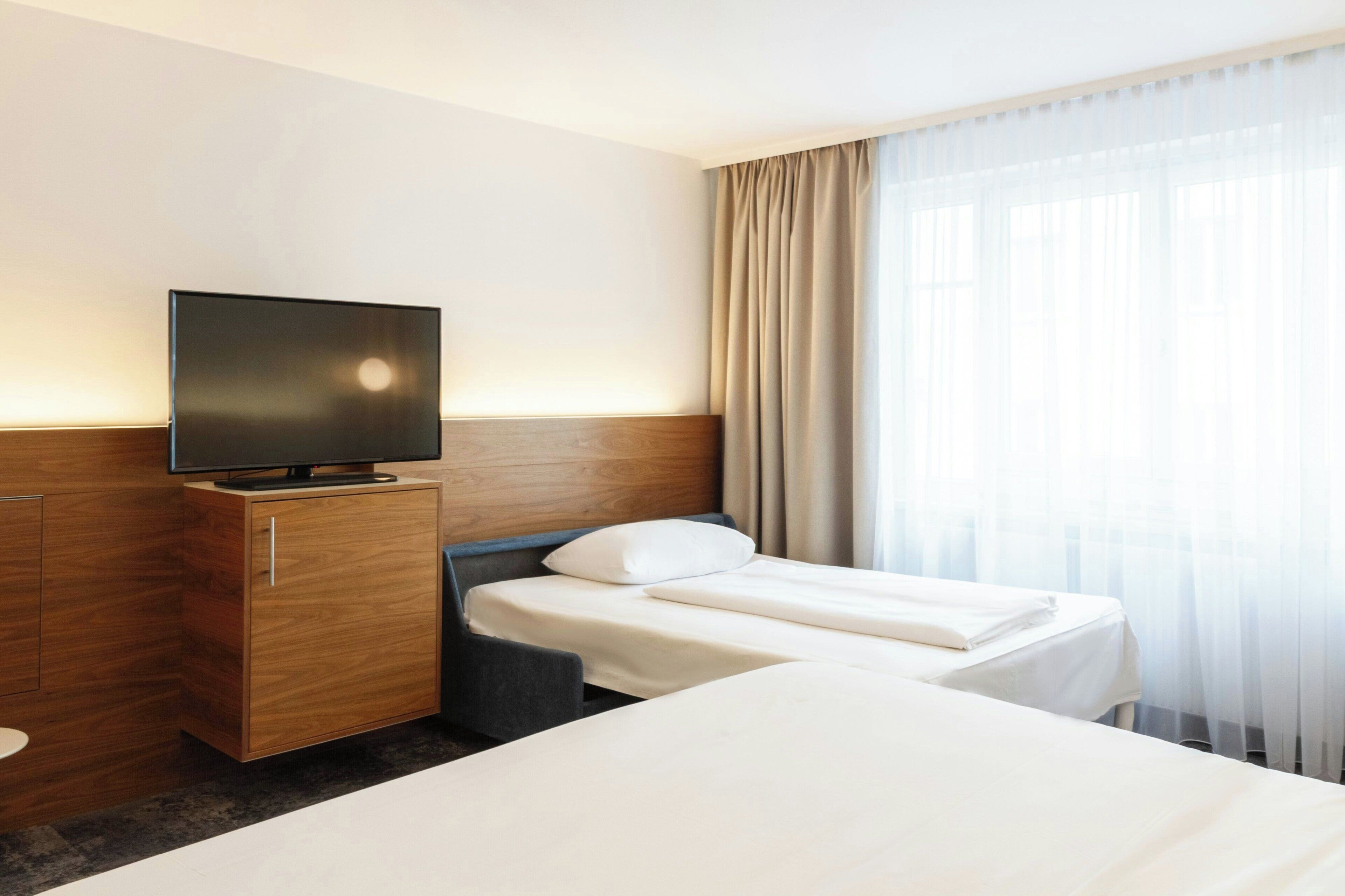 Quarto, 2 camas de solteiro | Frigobar, cofres nos quartos, escrivaninha