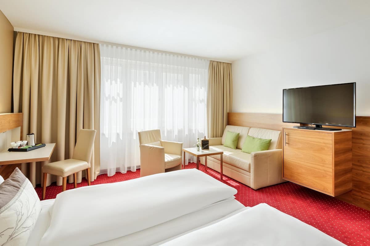 Premium Room | 1 bedroom, minibar, in-room safe, desk