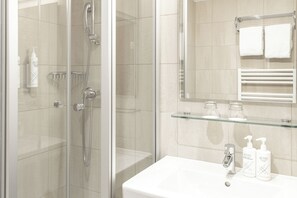 Secador de cabelo, toalhas de banho, sabonete, shampoo