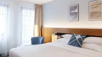 Minibar, caja de seguridad en la habitación y escritorio