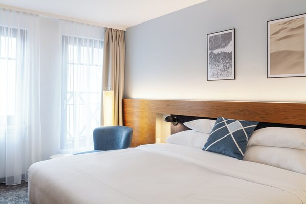 Quarto, 1 cama Queen | Frigobar, cofres nos quartos, escrivaninha