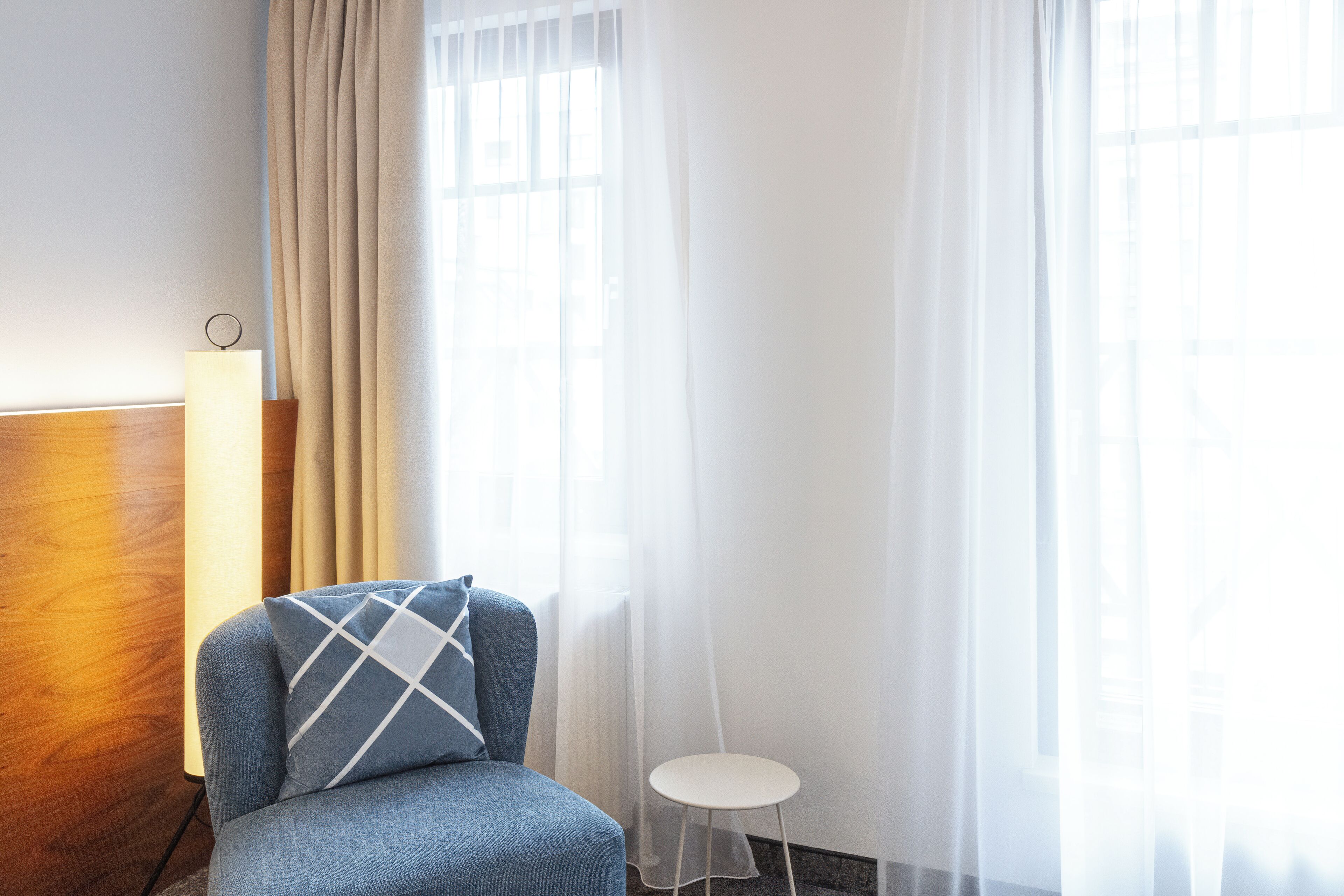 Minibar, caja de seguridad en la habitación y escritorio 