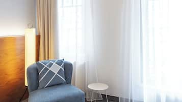 Minibar, caja de seguridad en la habitación y escritorio