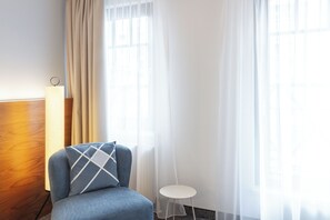 Quarto, 1 cama Queen | Frigobar, cofres nos quartos, escrivaninha