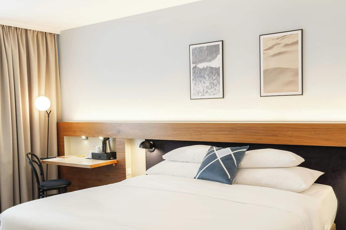 Quarto, 1 cama Queen | Frigobar, cofres nos quartos, escrivaninha