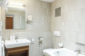 Secador de cabelo, toalhas de banho, sabonete, shampoo