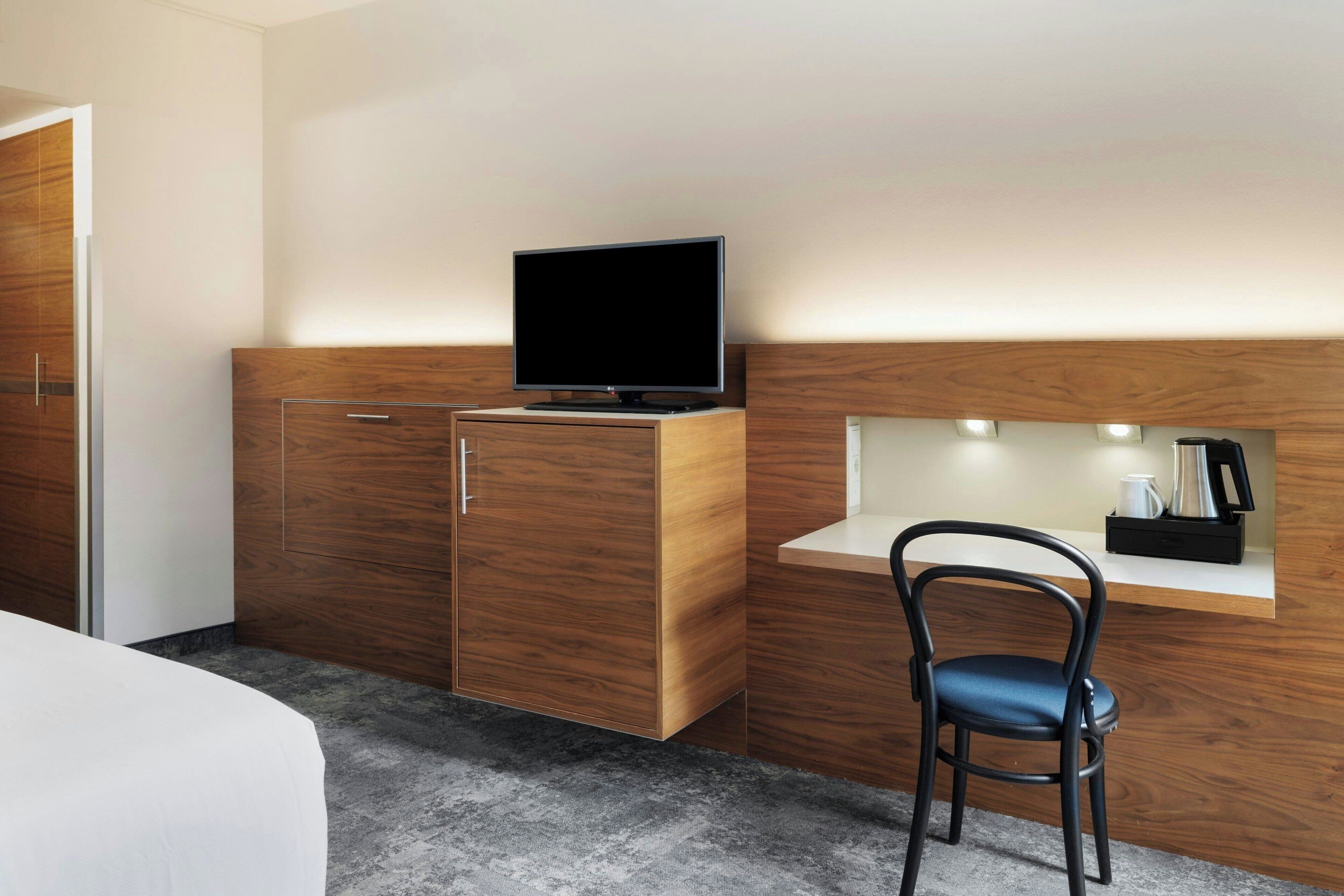 Standard Room, 1 Queen Bed | In-room safe, desk, iron/ironing board, free WiFi