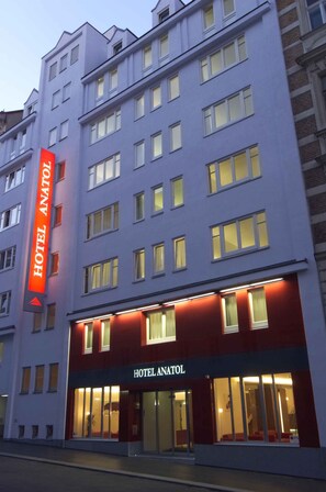 Fassade der Unterkunft – Abend/Nacht