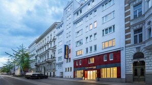 Ein mehrstöckiges Hotel mit einem gut sichtbaren 'Four Points Flex'-Schild, großen Fenstern und klassischer Architektur.