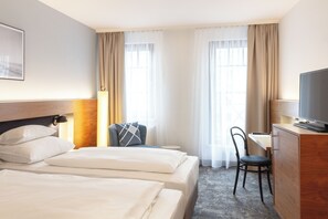 Quarto, 2 camas de solteiro | Frigobar, cofres nos quartos, escrivaninha