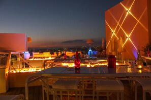 3 bars/lounges