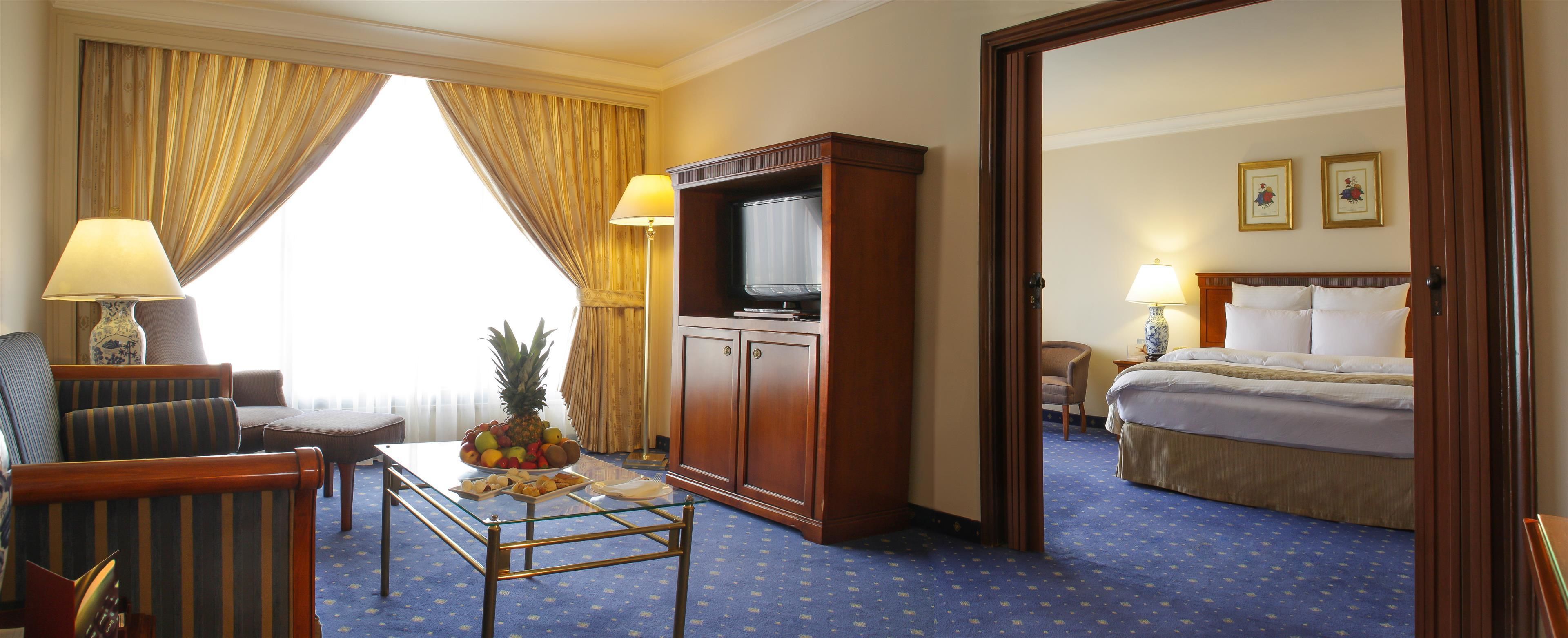 Executive Suite | Minibar, in-room safe, soundproofing, iron/ironing board