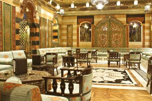 2 restaurantes, é servido café da manhã