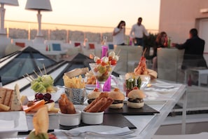 2 restaurantes; se sirven desayunos