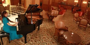 3 bars/lounges