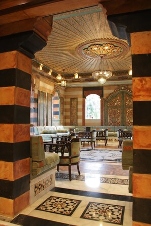 2 restaurants, breakfast served