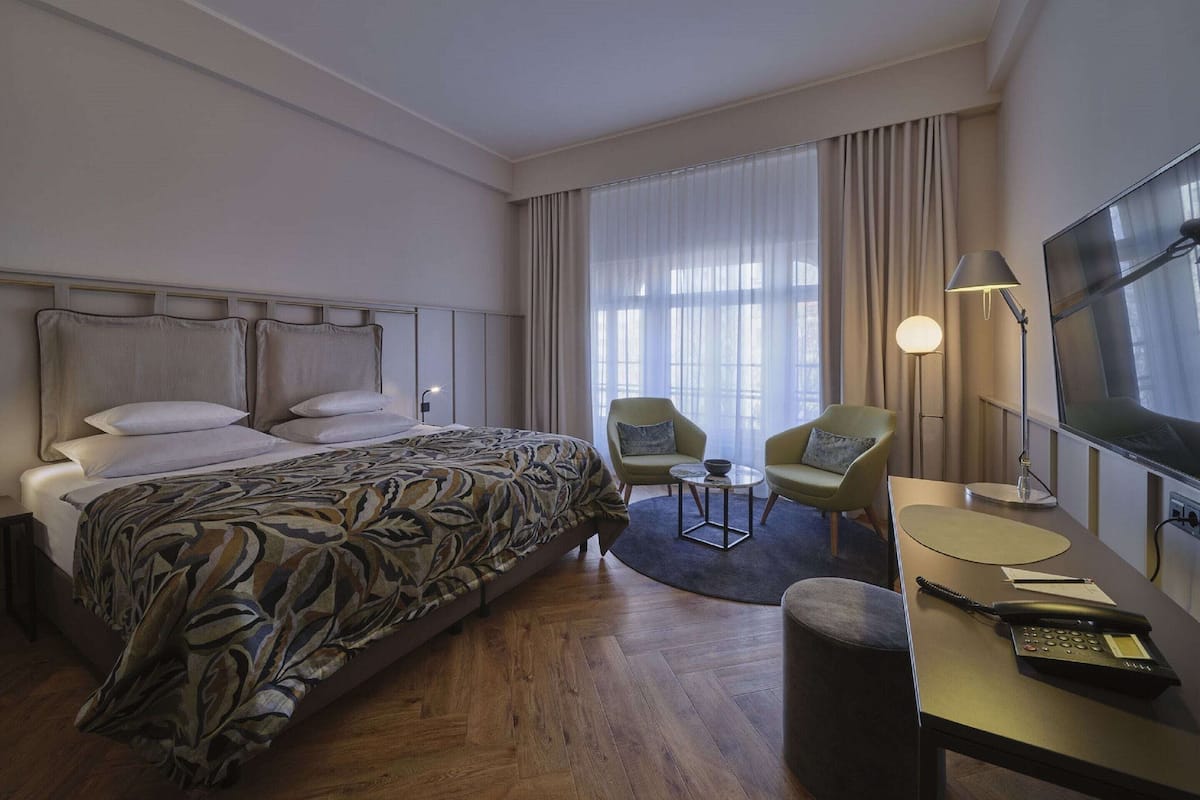 Hypo-allergenic bedding, minibar, in-room safe, blackout curtains