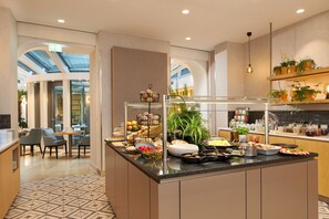 Se ofrece un desayuno bufé todos los días (29 EUR por persona)
