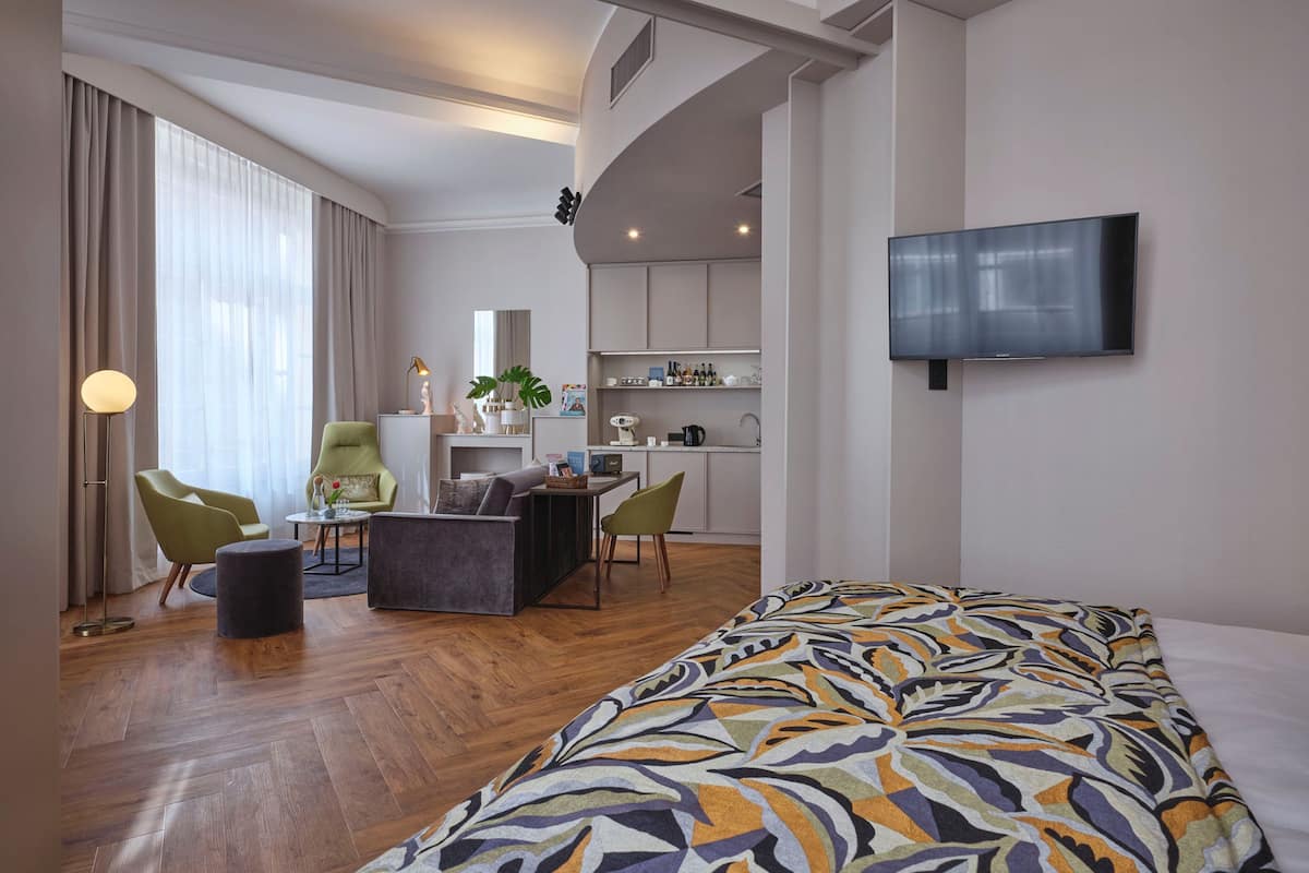 Suite | Zona de estar | Smart TV de 55 pulgadas con canales por cable, Netflix