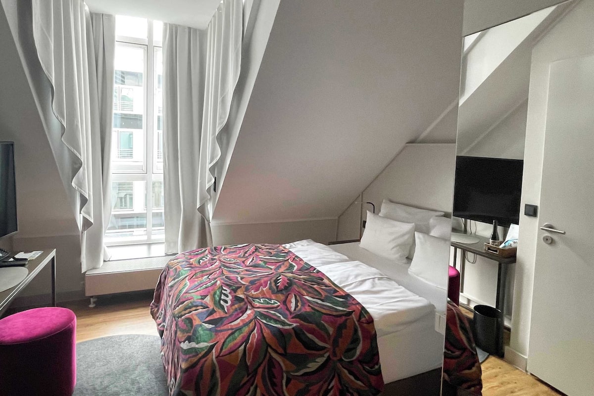 Habitación clásica doble | Ropa de cama hipoalergénica, minibar, caja fuerte y cortinas opacas