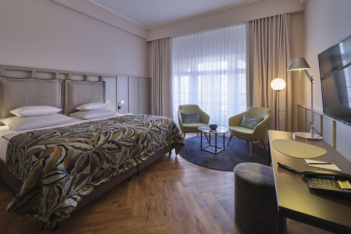 Premium Room | Hypo-allergenic bedding, minibar, in-room safe, blackout drapes