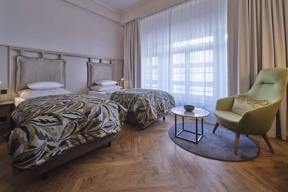 Habitación Premium | Ropa de cama hipoalergénica, minibar, caja fuerte y cortinas opacas