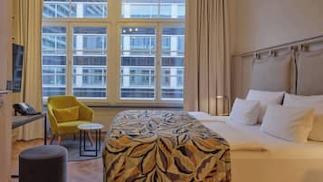 Premium-rum | Allergitestade sängkläder, minibar och värdeförvaringsskåp på rummet